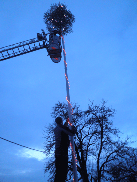 Anbringung Weihnachtsdekoration